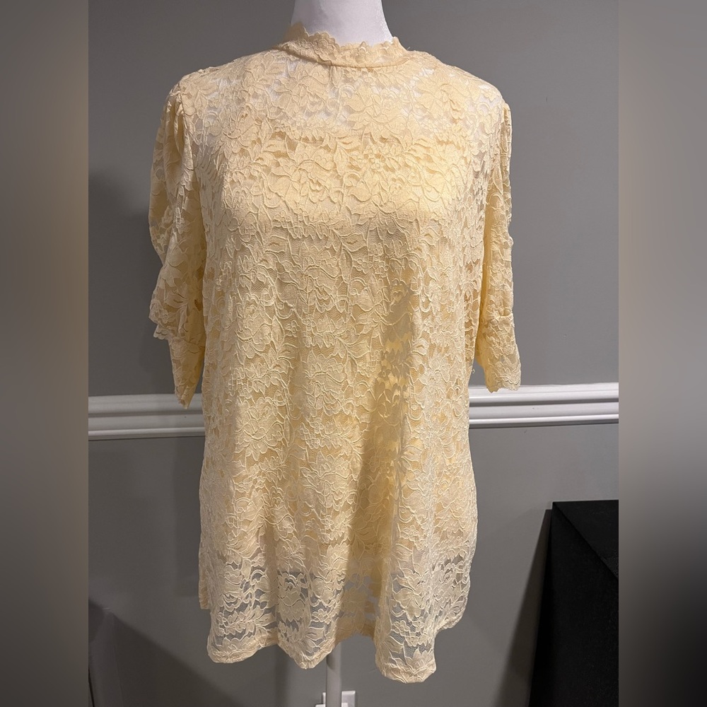 Women's Express Lace Short Sleeve Top- Excellent Condition! Size Medium